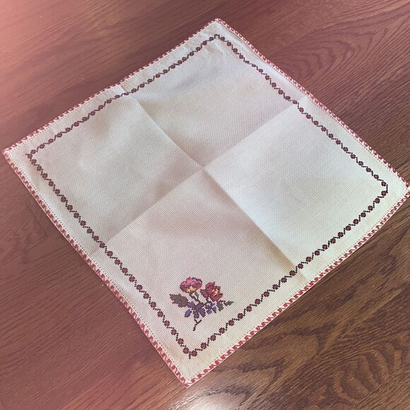 Vintage off white/cream small table cloth & 4 napkins with cross stitch flowers - Picture 2 of 11